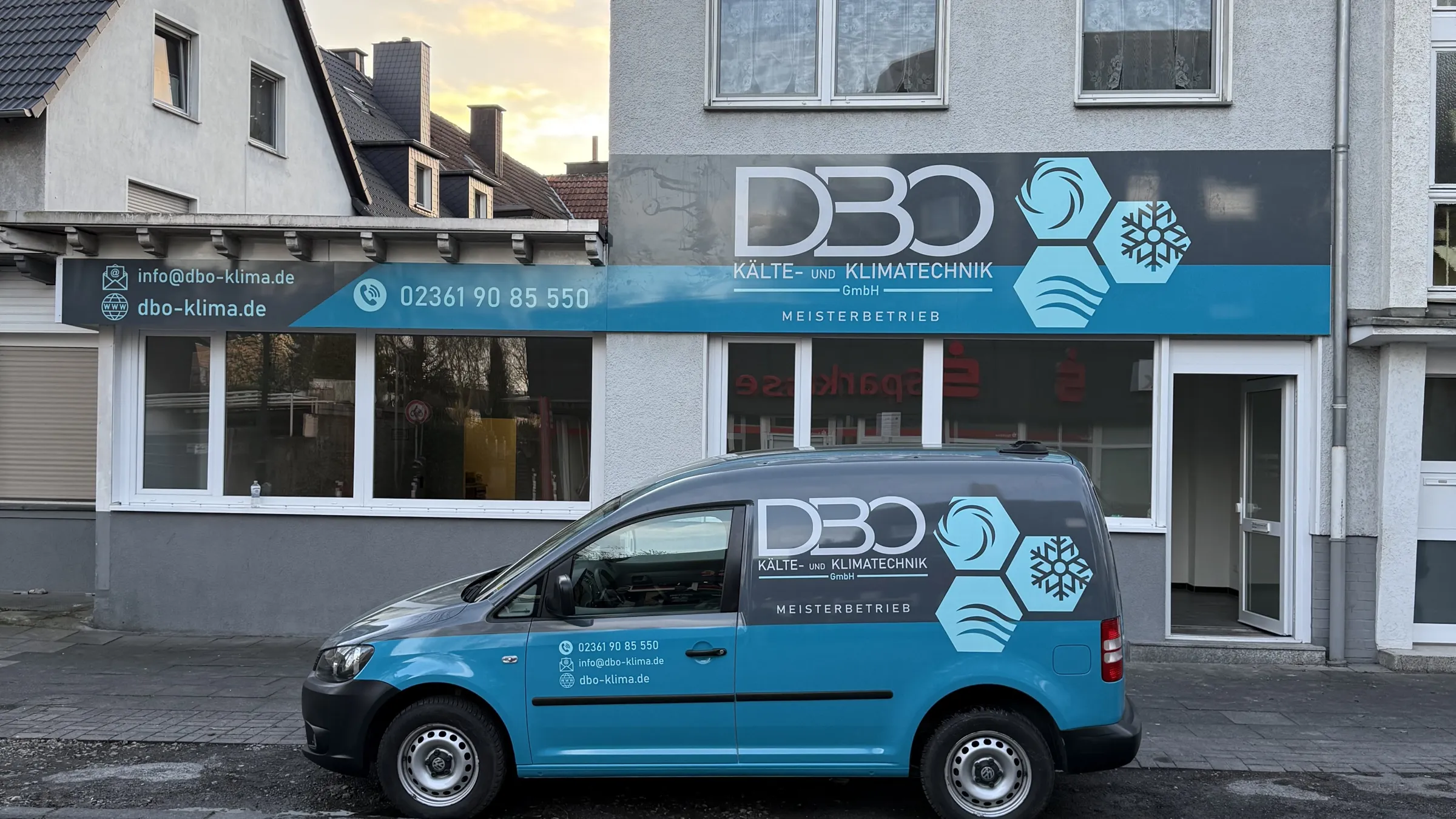 Firmensitz von DBO auf der Ovelgönnestraße in Recklinghausen, davor der Firmenwagen